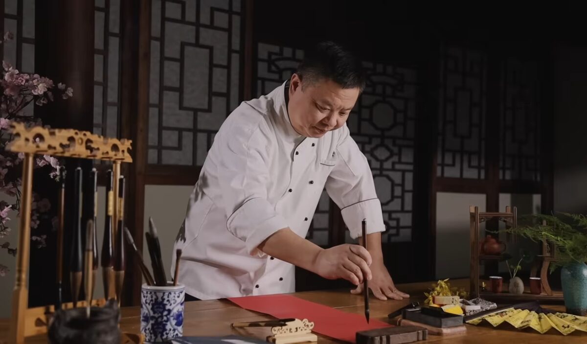 Chef John ne dezvăluie secretul „Burning Noodles”: tăițeii legendari din Sichuan care cuceresc lumea fără să fie extrem de iuți