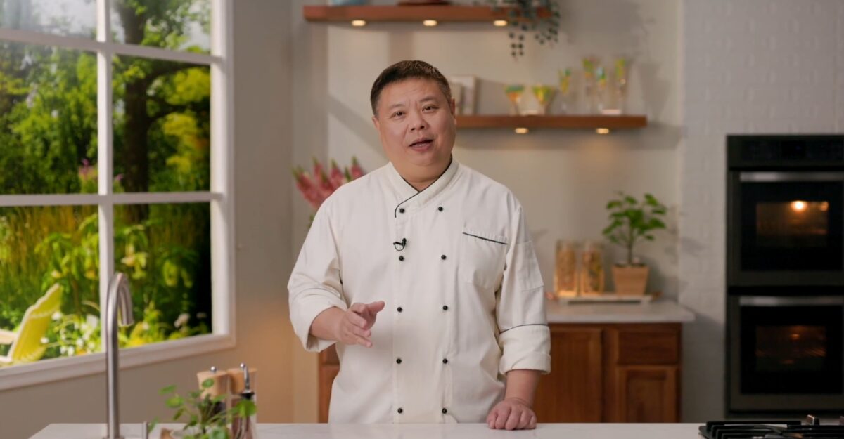 Imagine Stire Chef John dezvăluie secretul orezului prăjit cu ou care nu devine niciodată lipicios – trucul cu orezul proaspăt face diferența | 2review.ro