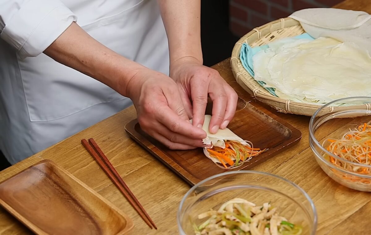 Imagine Stire Chef John ne provoacă să rulăm istoria în farfurie! Rețeta spectaculoasă a pachețelelor de primăvară suculente care cucerește orice masă | 2review.ro