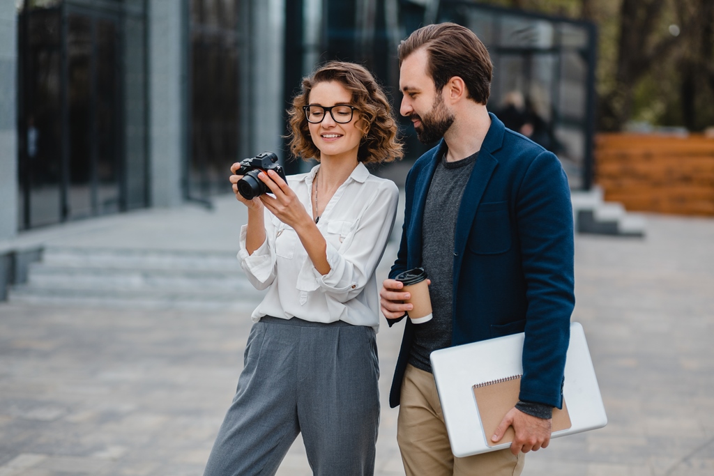(P) Cum să asortezi sneakersii la ținutele office casual? 5 combinații elegante și confortabile
