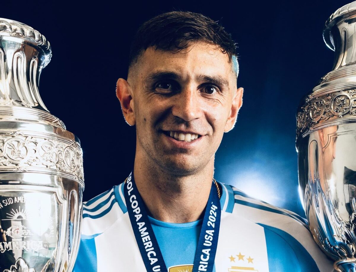 Imagine Stire Iubirea care a început într-o stație de autobuz și a câștigat Cupa Mondială. Povestea lui Dibu Martínez și a Mandinhei | 2review.ro