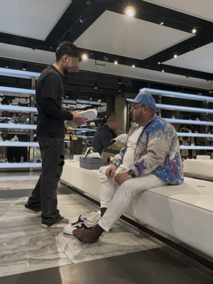 Manelistul a probat mai multe perechi de încălțări