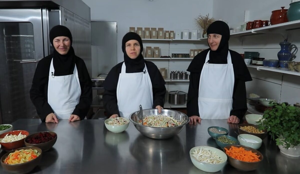 Măicuțele de la Mănăstirea Nera dezvăluie salata de post cu năut, tofu și semințe – hrană sățioasă și plină de har pentru zilele de înfrânare