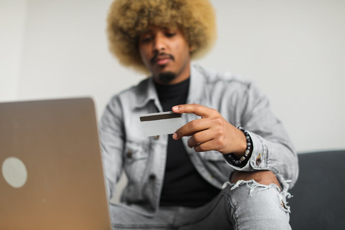 (P) Cum au ajuns creditele online noua obsesie a românilor: bani pe loc, fără să părăsești canapeaua