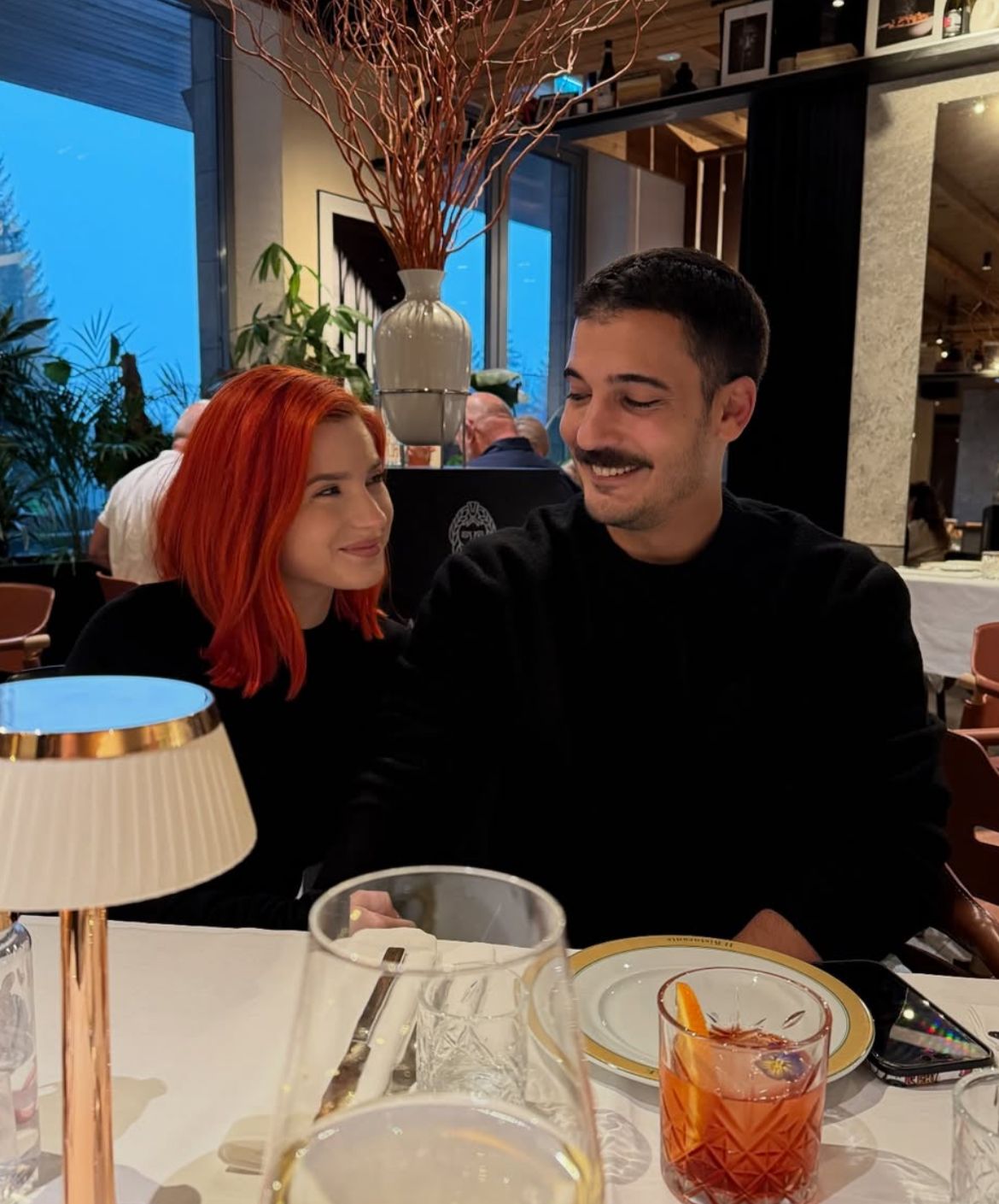 De ce nu o însoțește iubitul la evenimente