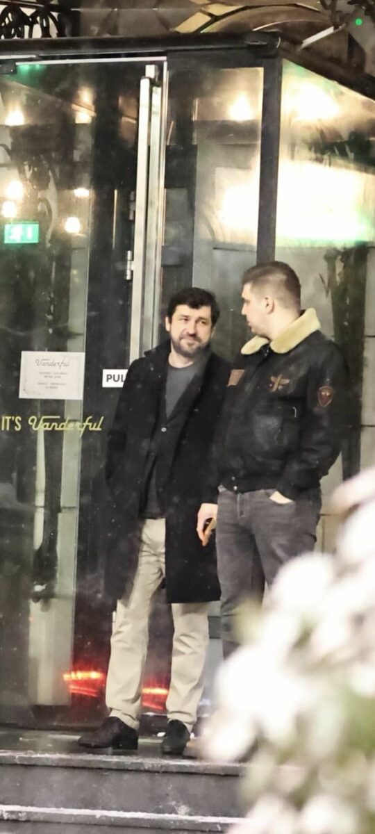 Doru Todoruț își așteaptă soția în frig