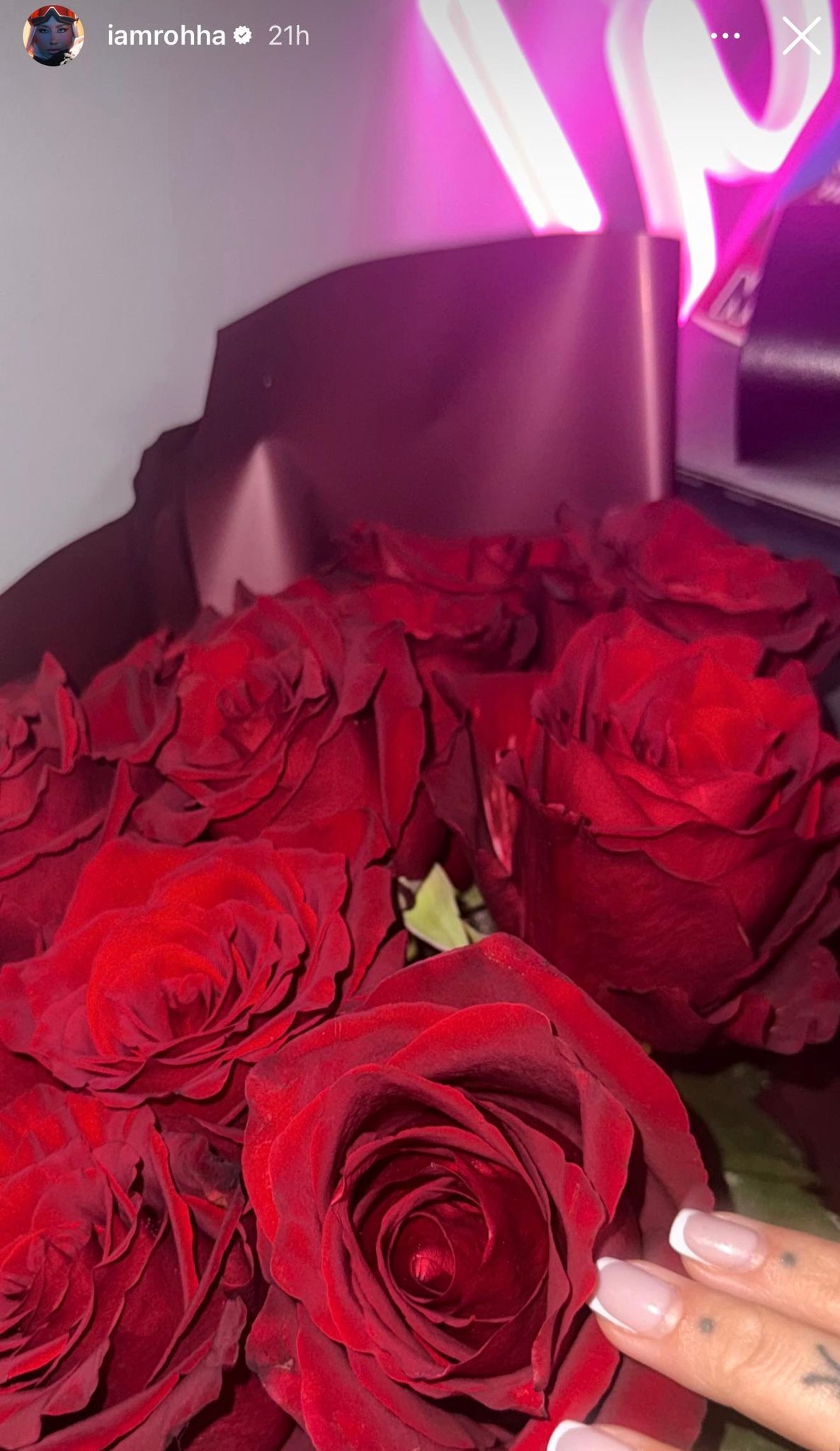 Tânăra nu s-a sfiit să ne arate că este răsfățată de partenerul ei