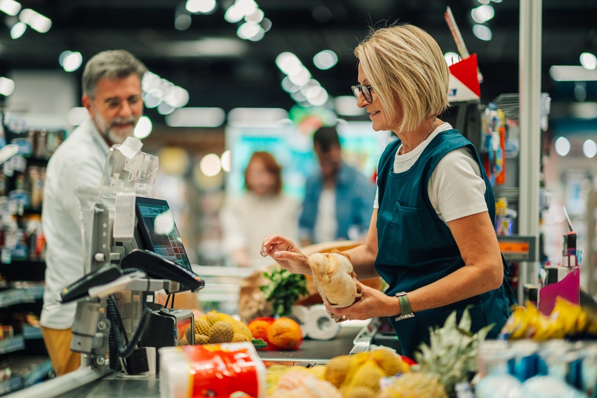 O angajată a fost concediată după 30 de ani pentru 15 lei. Cazul a ajuns în instanță, în Italia