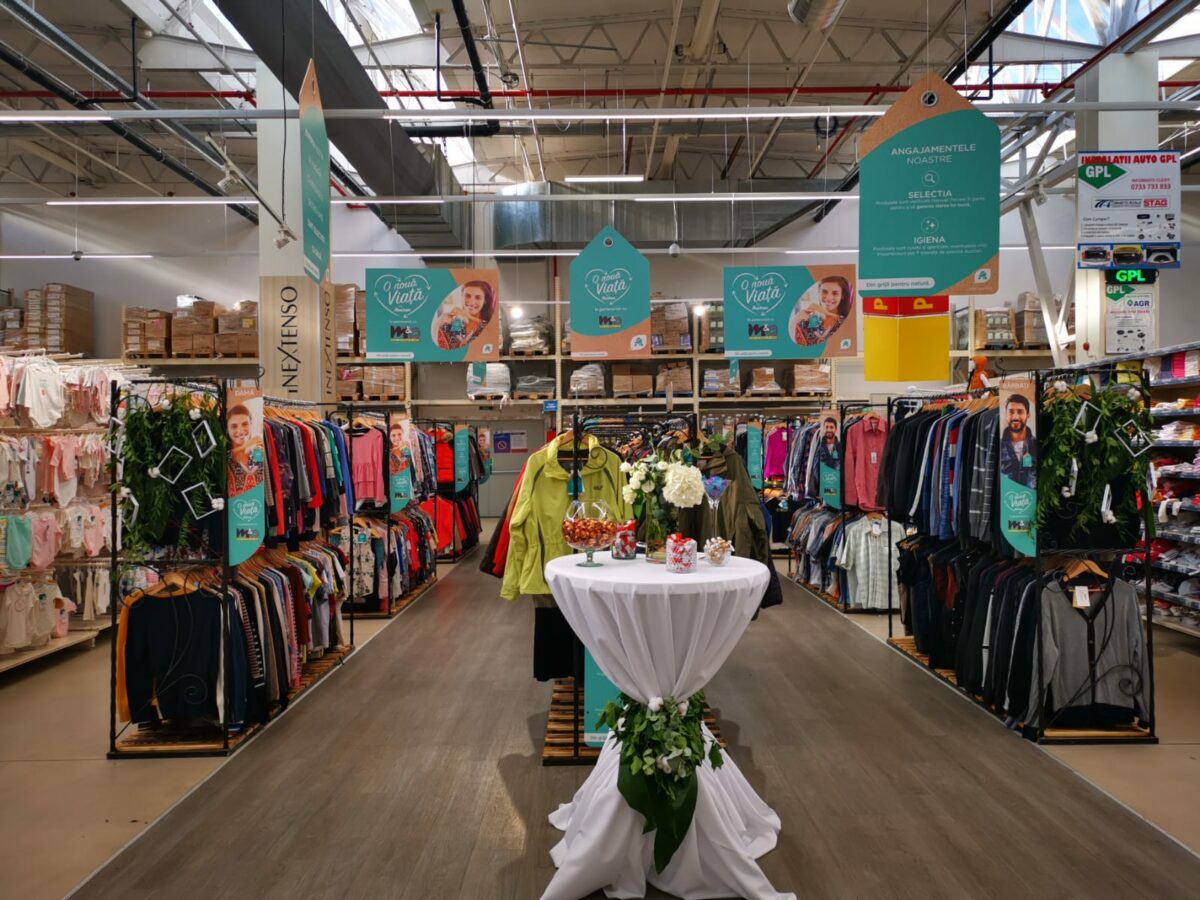 Imagine Stire Câte sute de mii de haine second-hand a vândut Auchan anul trecut în România. Prețurile încep de la 5 lei | 2review.ro