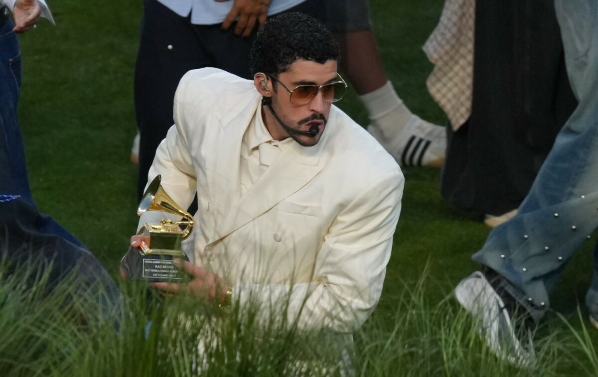 Imagine Stire Bad Bunny, moment controversat în pauza de la Super Bowl. Donald Trump a reacționat dur! | 2review.ro