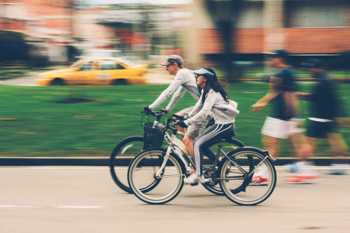 Despăgubire uriașă pentru un biciclist care s-a accidentat grav din cauza unei gropi nesemnalizate. Câți bani trebuie să-i dea Administrația Străzilor din București