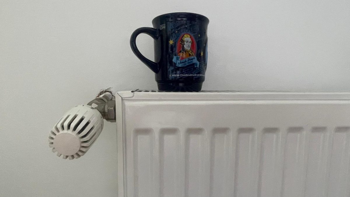 De ce trebuie să pui o cană cu apă pe calorifer iarna. Trucul la care apelează mulți oameni
