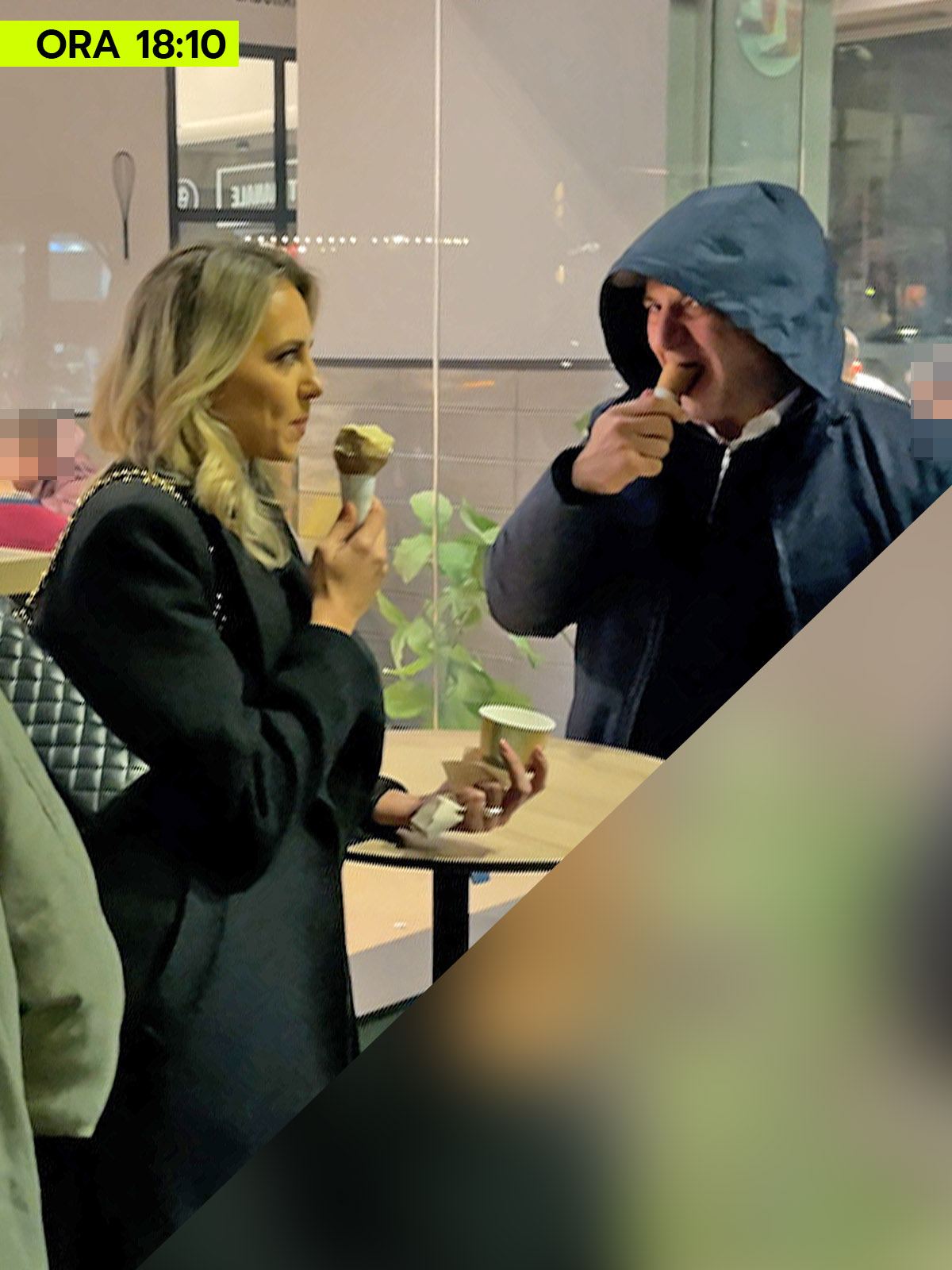 El își pune gluga pe cap. Să-i fie oare atât de frig?!