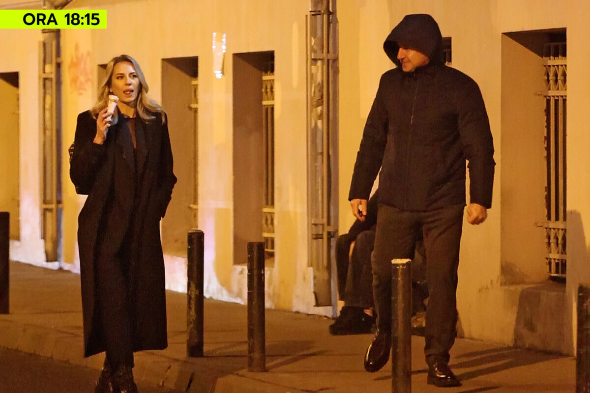 La plecare nu se mai țin de mână, iar ea continuă să-și savureze înghețata