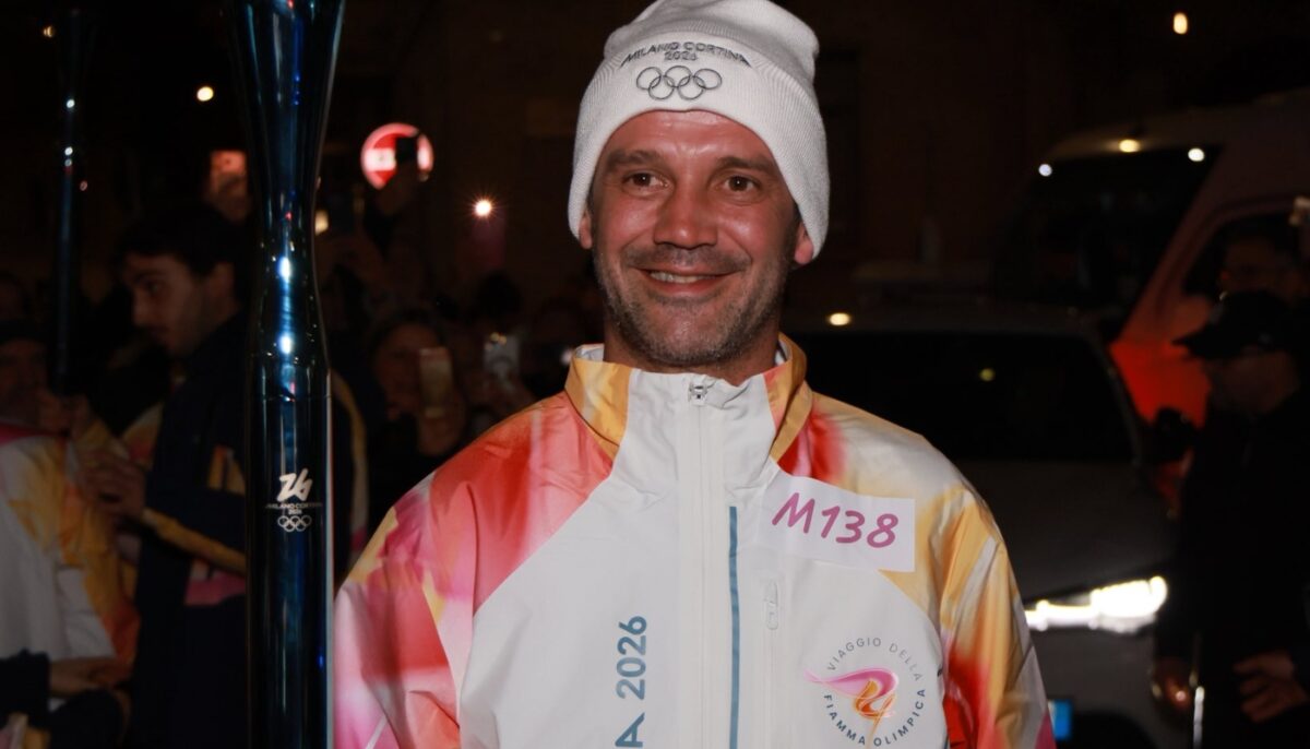 Imagine Stire Cristi Chivu a purtat torța olimpică pe străzile din Milano. Imagini istorice! | 2review.ro