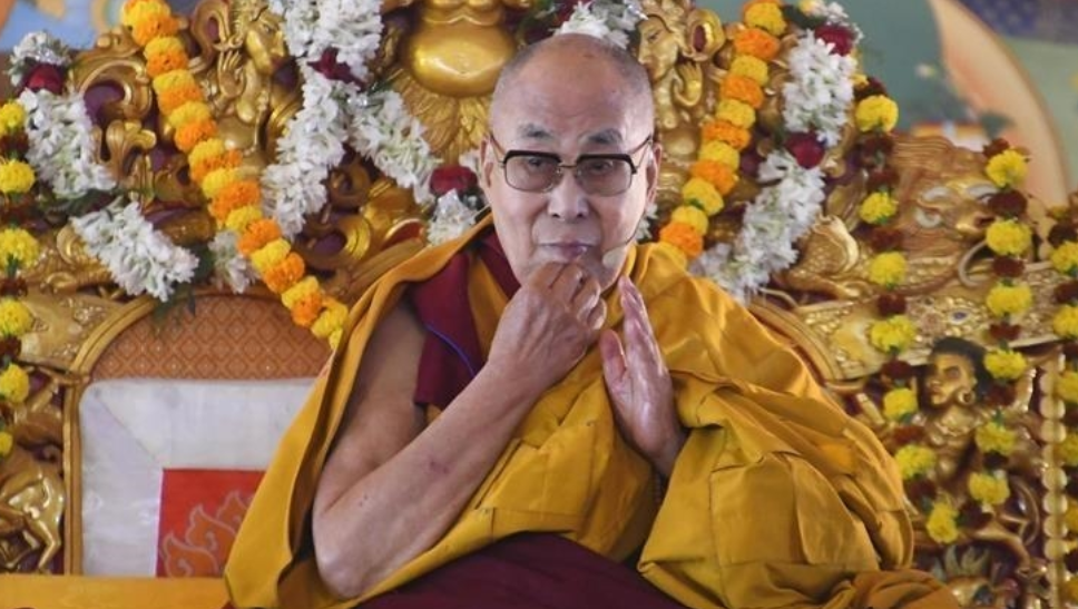 Imagine Stire Dalai Lama, prima declarație oficială despre Jeffrey Epstein, după ce numele său ar fi apărut în dosarul controversat. Fanii au ieșit la atac imediat | 2review.ro