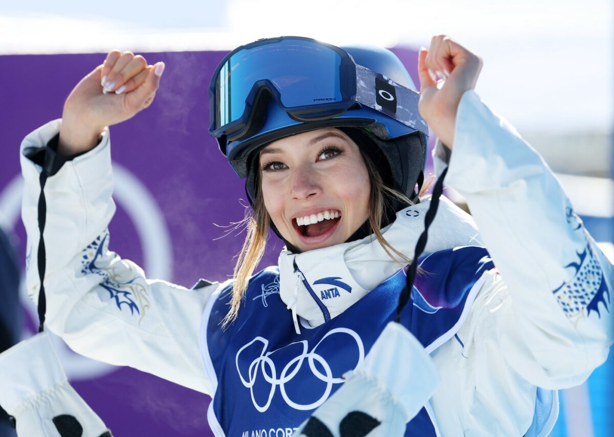 Imagine Stire Cine e Eileen Gu, cea mai bogată sportivă de la Jocurile Olimpice 2026. A câștigat 23 de milioane de dolari într-un singur an | 2review.ro