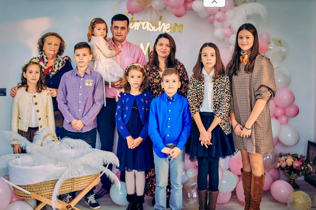 Motivul pentru care o familie cu 8 copii s-a întors în România