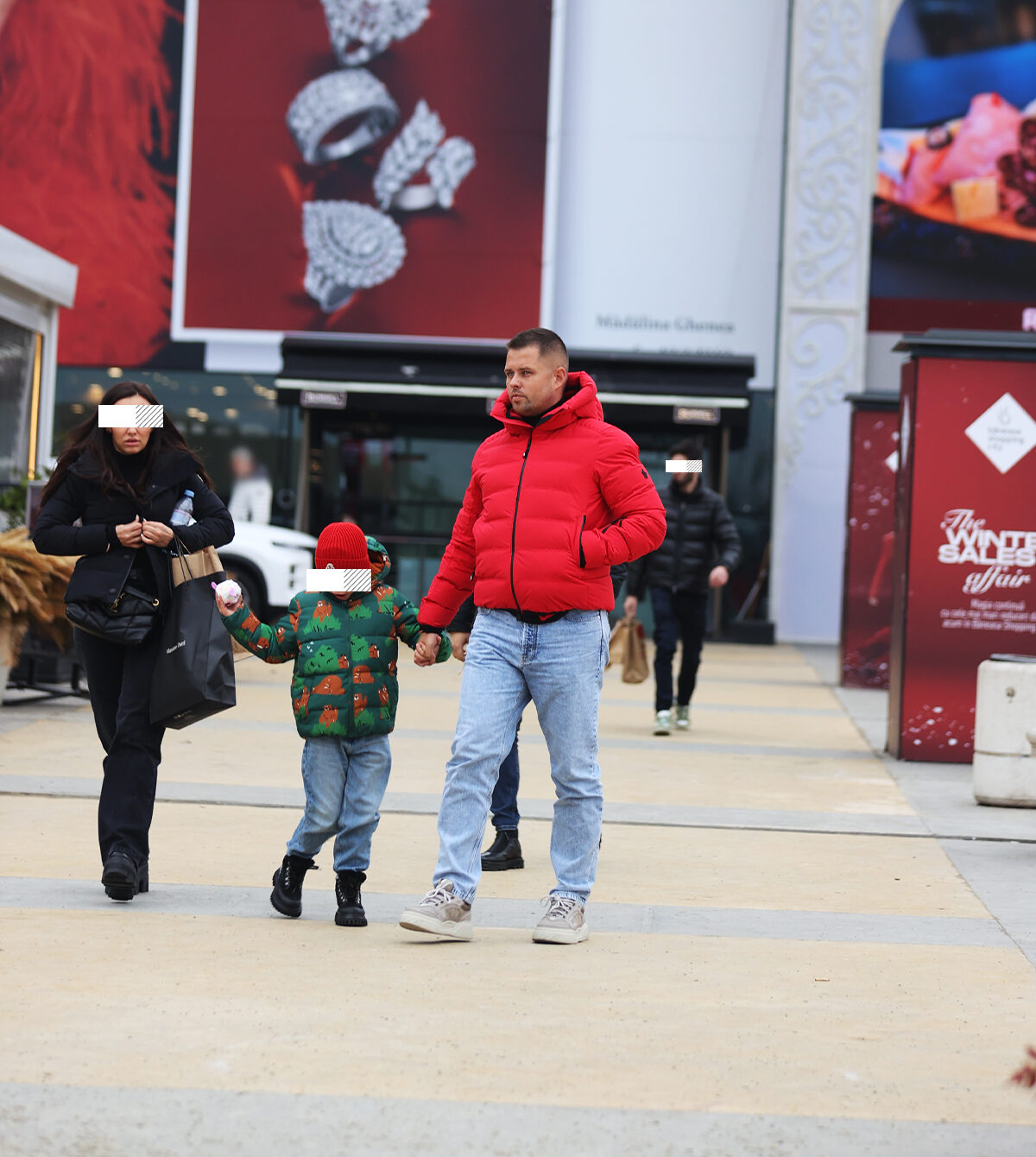 Lucian Florea, cu soția și copilul se îndreaptă către Rolls-Royce-ul parcat în fața mallului