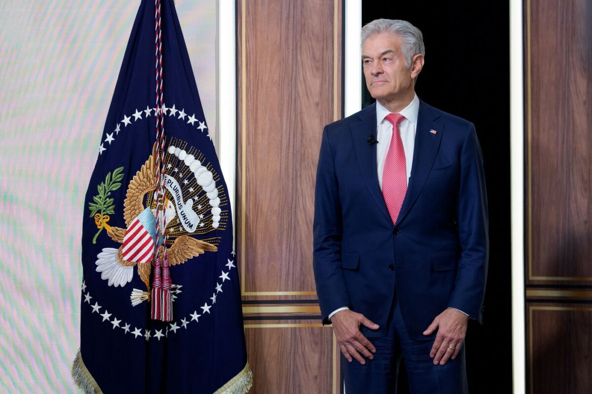 Imagine Stire Dr. Oz, numit de Donald Trump coordonator al programelor americane de sănătate, l-a invitat pe Jeffrey Epstein la o petrecere de Ziua Îndrăgostiților | 2review.ro