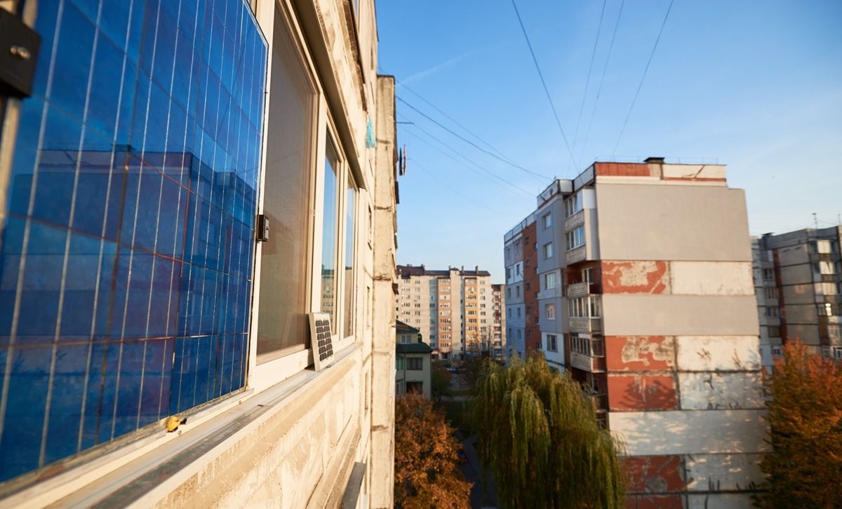Poți monta panouri fotovoltaice pe balcon? Ce prevede legea, de fapt