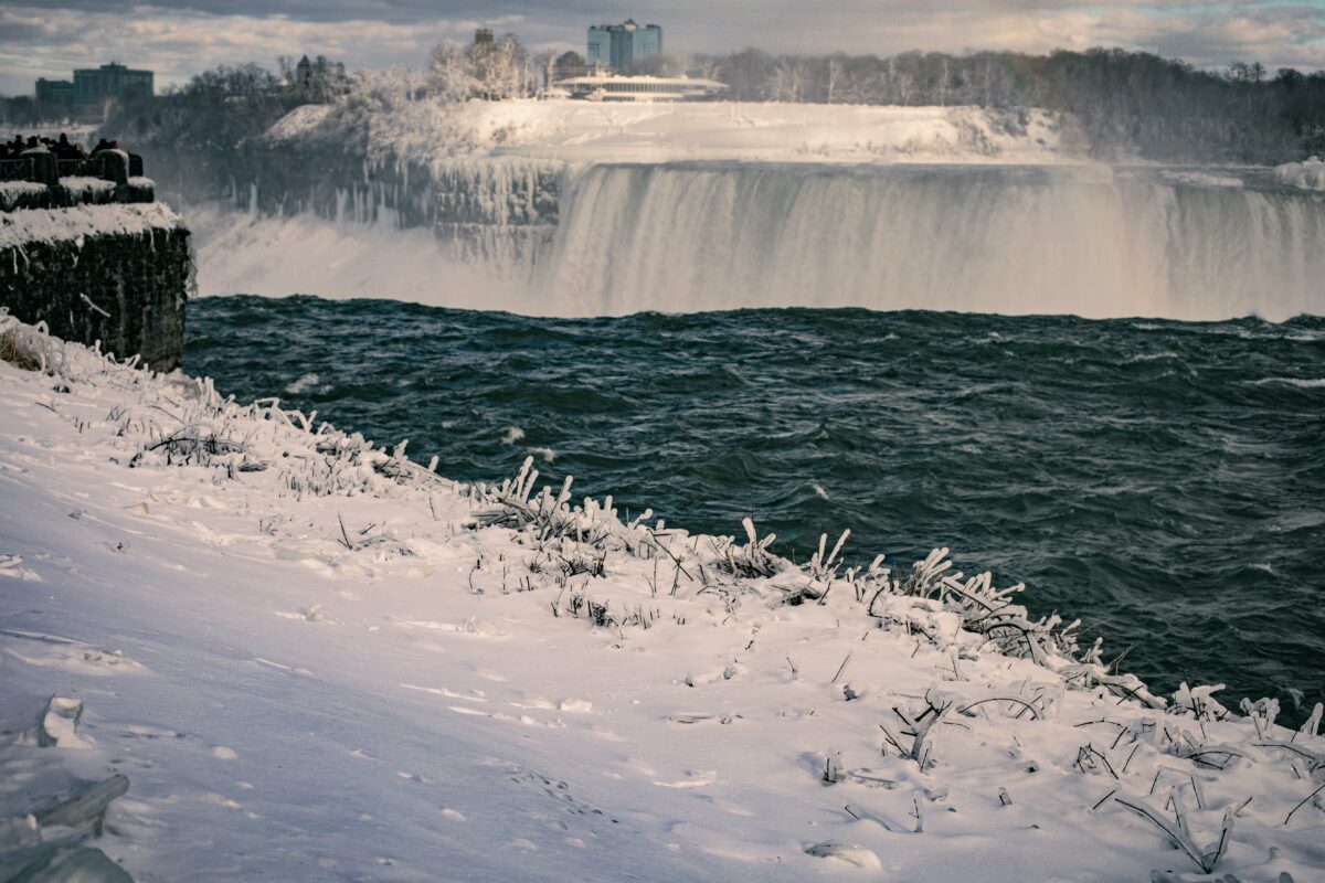 Minunea albă de la Niagara: de ce pare înghețată, dar continuă să curgă fără oprire