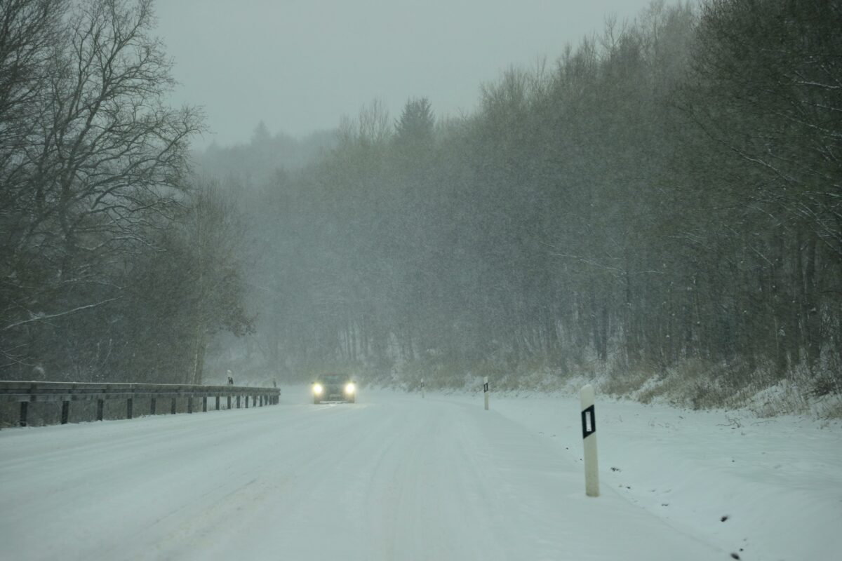 Imagine Stire Prognoza meteo azi, 8 aprilie 2026. Cod galben și cod portocaliu de viscol în România: vânt extrem și ninsori puternice | 2review.ro