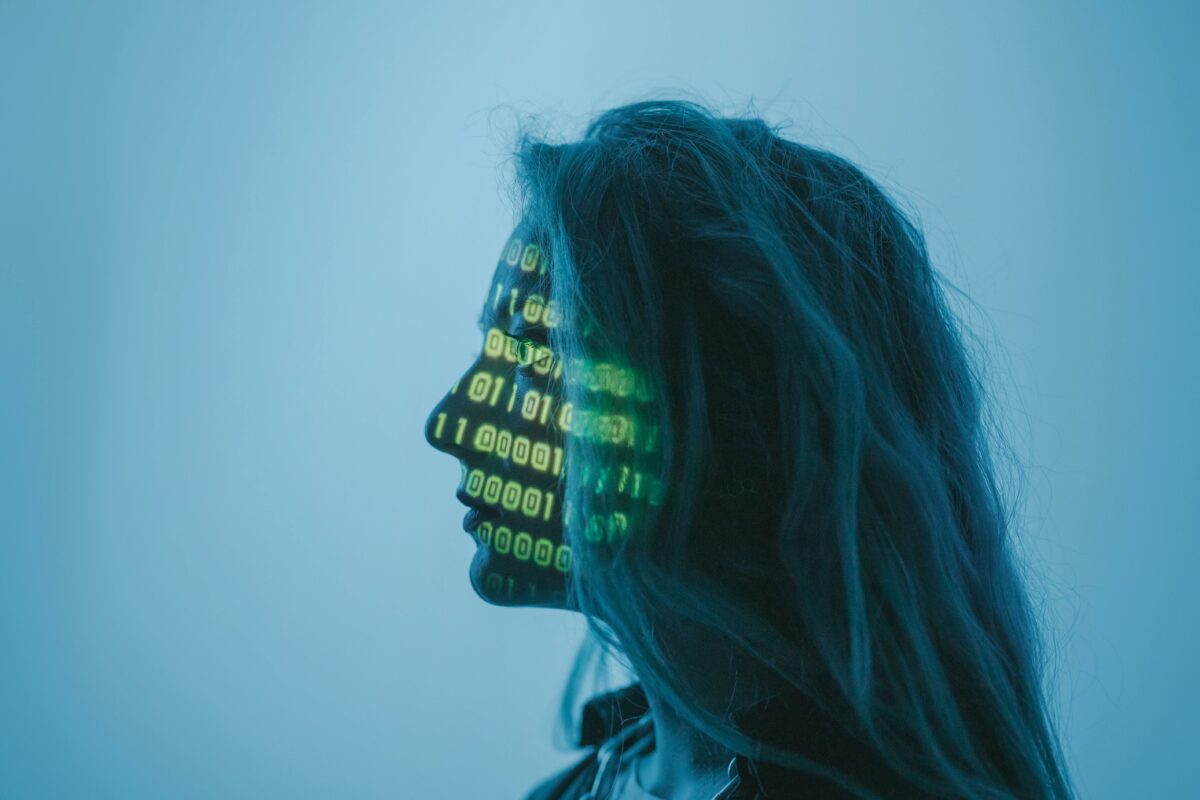 Vrea să ne conecteze creierul la AI? Planul șefului OpenAI care ar putea schimba viitorul omenirii