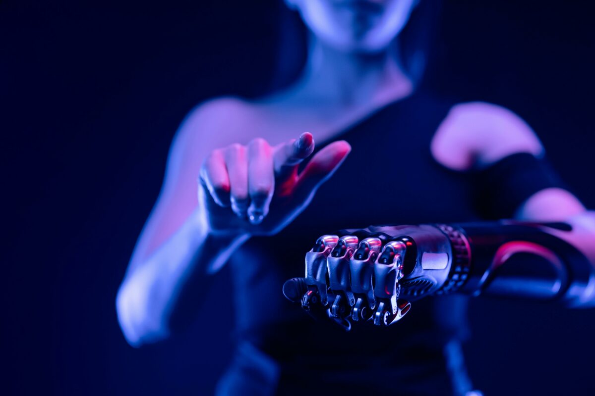 Românul cu mâna de Robocop. Vă spunem povestea unei minuni tehnologice și a unei umilințe fiscale de acum 20 de ani