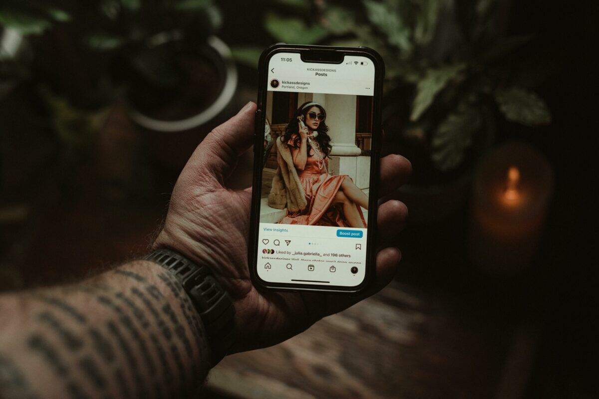 Prinși în feed: Cum reduci dependența de social media. Aplicațiile construite să te țină captiv