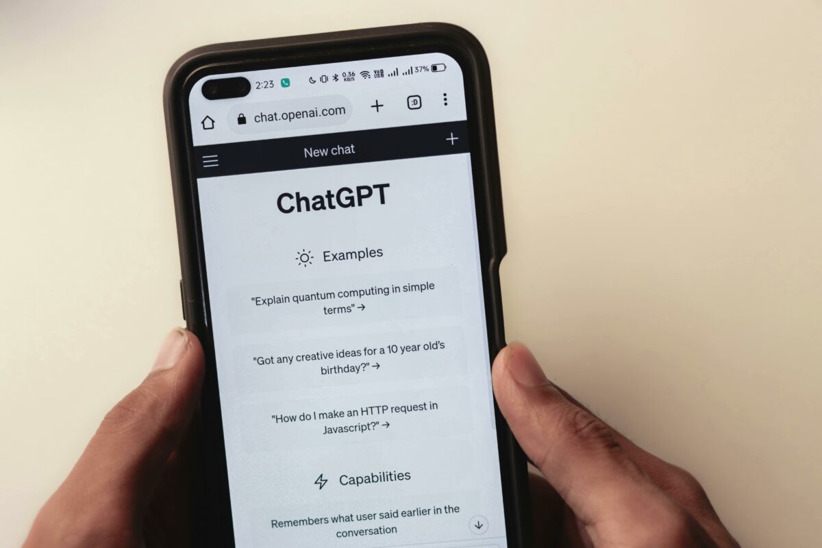 „Vorbeam cu ChatGPT de opt ori pe zi”: criza de singurătate a Generației Z. Când AI devine „cel mai ușor interlocutor”