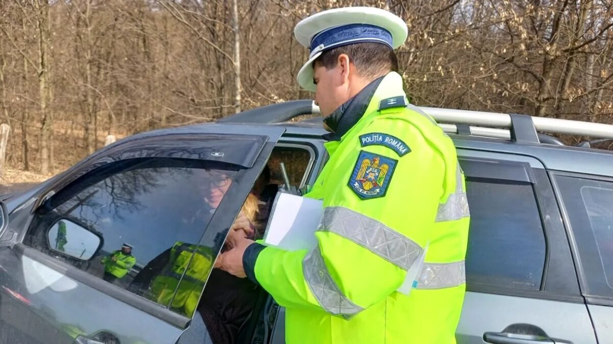 Greșeala șoferilor care poate aduce o amendă de 1.300 de lei. Mulți o fac fără să știe legea