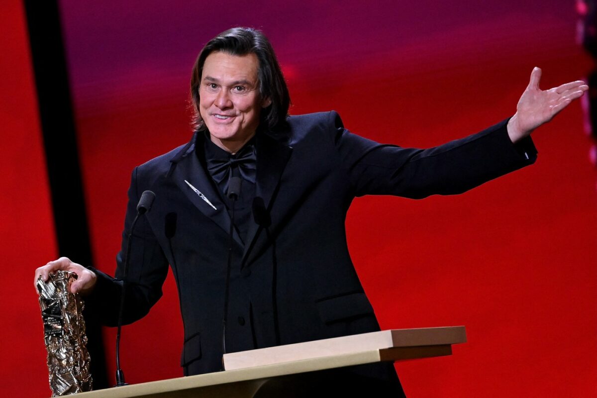 Imagine Stire Iubește din nou, la 64 de ani! Marele actor și-a confirmat relația cu iubita mai tânără, după 4 ani de întâlniri în secret | 2review.ro