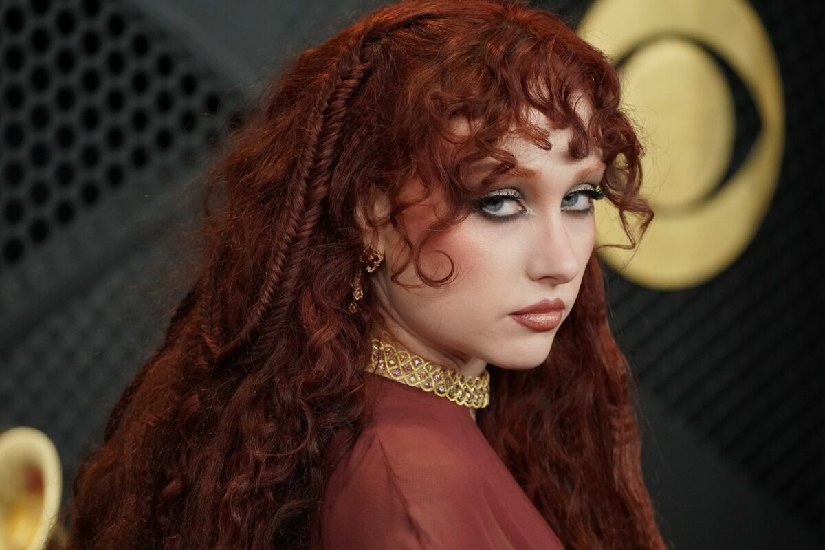Imagine Stire Cântăreața Chappell Roan a atras toate privirile la Premiile Grammy 2026. Tatuajul ei inedit inspirat din goblenuri a fost vedeta serii | 2review.ro