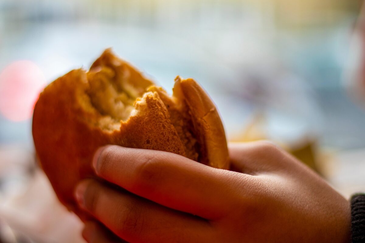 Un român a plătit 70 de lei pentru un sandwich în aeroport. Ireal ce a găsit în interior
