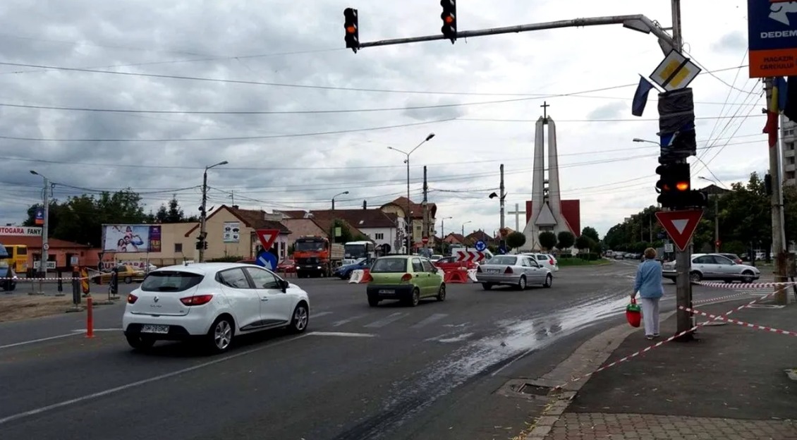 Amenda uriașă pe care o primesc șoferii care accelerează când văd culoarea galbenă a semaforului