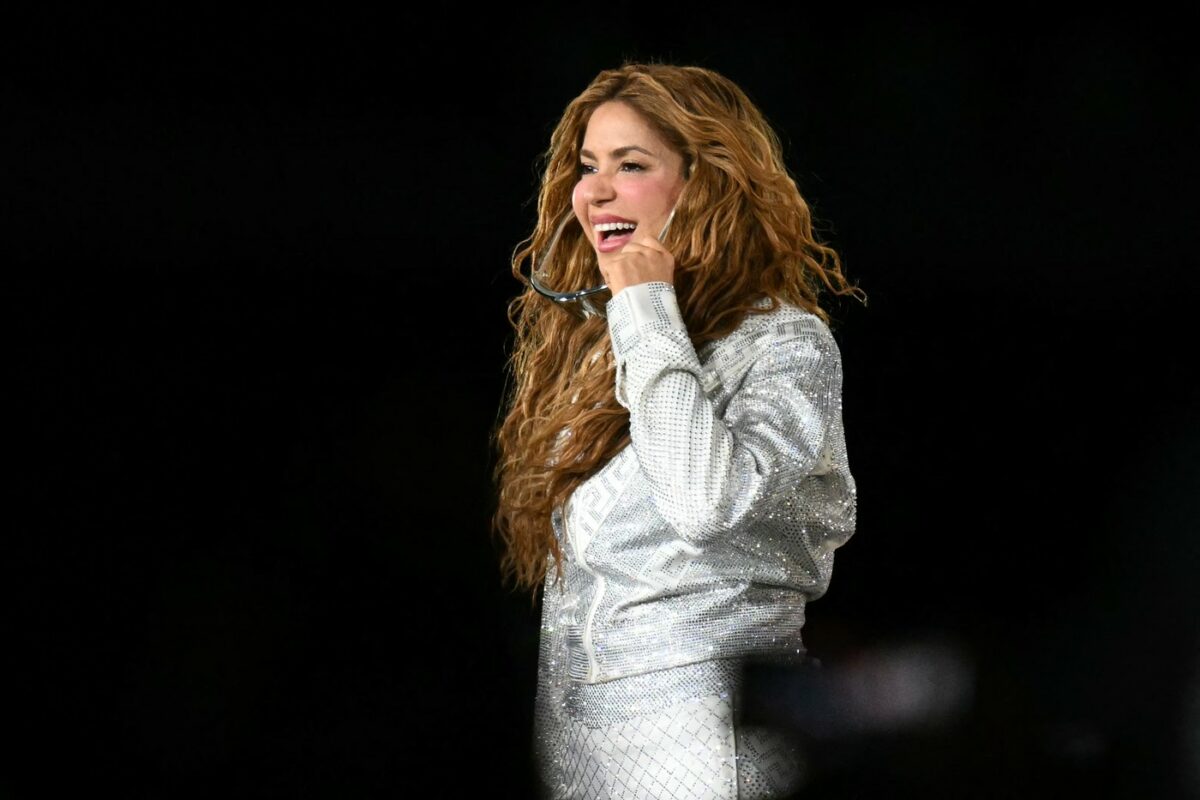 Imagine Stire Shakira a căzut pe scenă în timpul unui concert. Gestul de după i-a impresionat pe fani | 2review.ro
