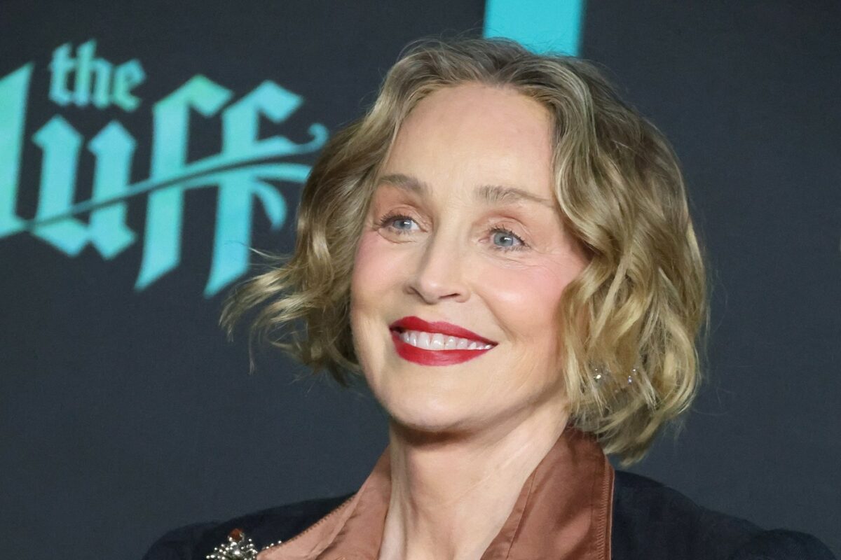 Imagine Stire Sharon Stone, critici la adresa celor „care se tem să îmbătrânească”. „Ar trebui să fim îngroziți să ne uităm în oglindă?” | 2review.ro