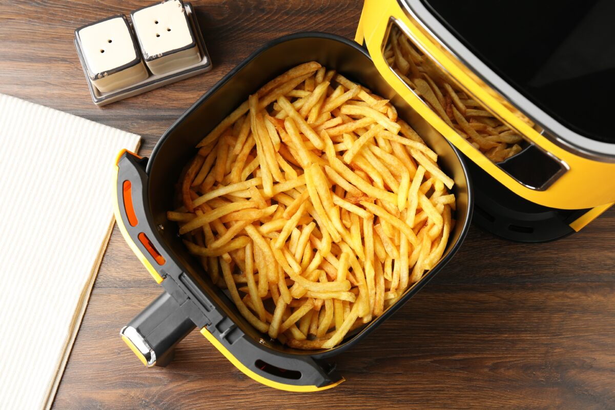Secretul cartofilor perfecți la air fryer a fost aflat. Ce trebuie să pui peste ei înainte de coacere