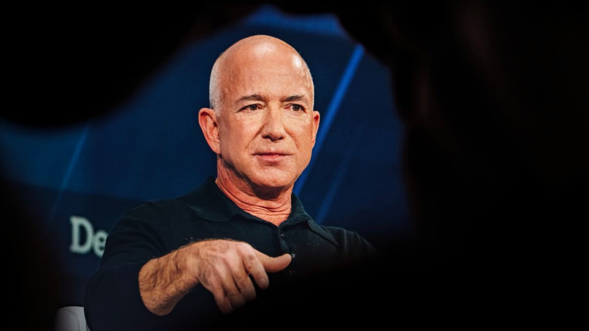 Imagine Stire Jeff Bezos, declarație controversată despre anxietate: „Provine de la lene. Eu scap de stres imediat ce fac primul pas” | 2review.ro