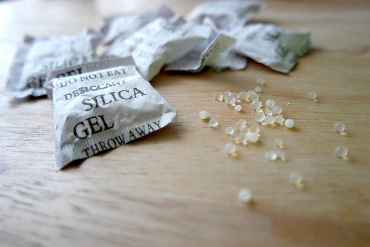 Plicurile cu silica gel pot fi extrem de folositoare. De ce nu trebuie să le arunci