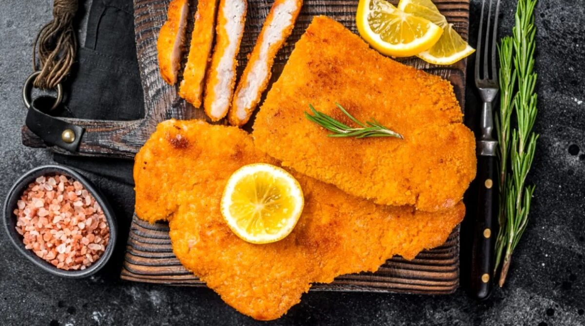 Ce trebuie să pui în făină ca șnițelul să iasă suculent și crocant. Ingredientul care îl schimbă radical