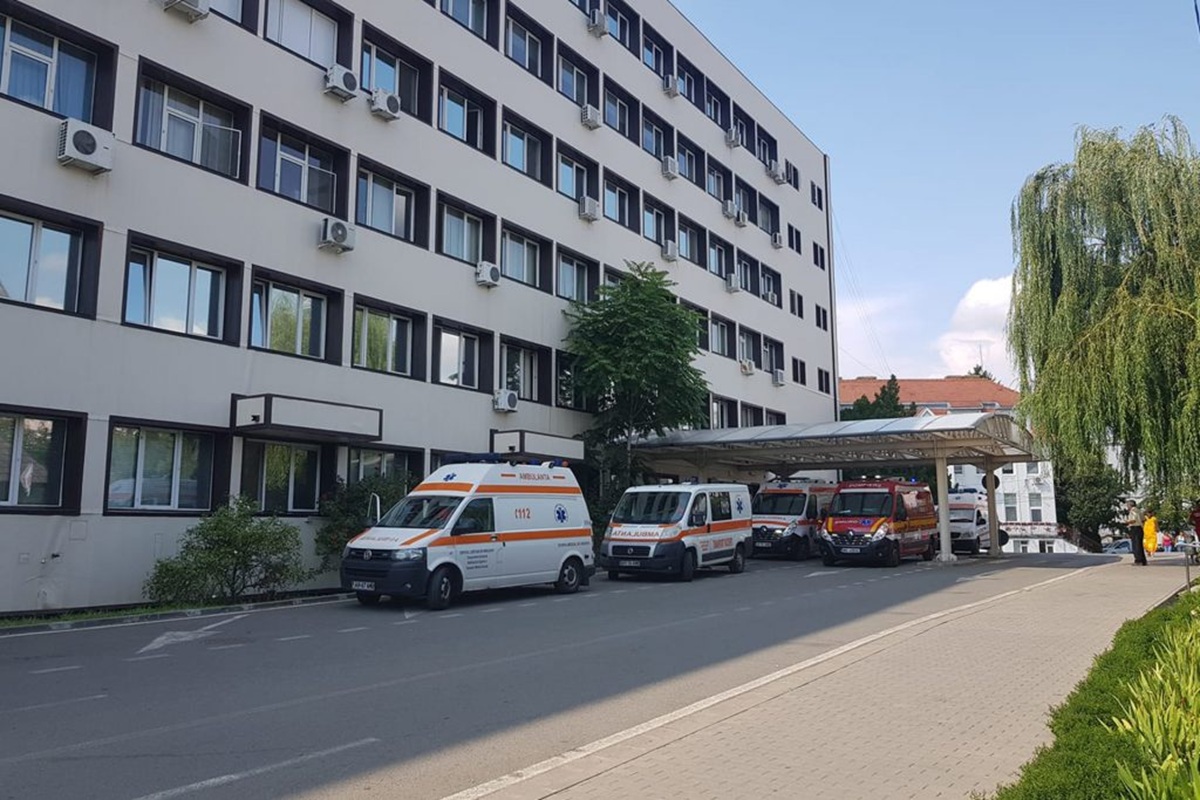 Spitalul din România în care un pacient a fost obligat să-și cumpere pernă: „După ce aștepți ore în șir la urgență, pe scaun…”