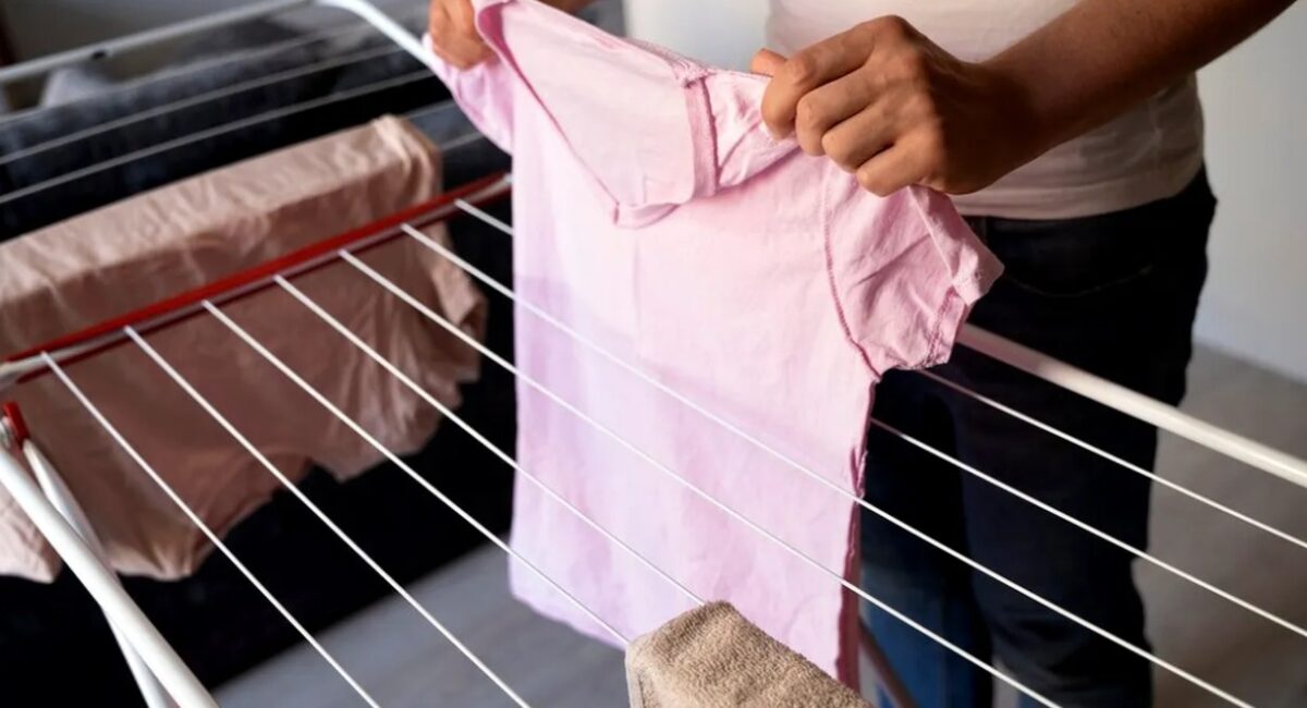 Cel mai bun loc din casă pentru uscarea hainelor. Cum scapi de mirosul neplăcut din haine