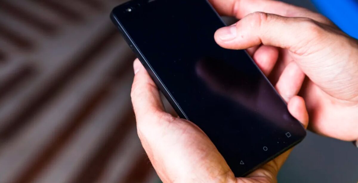 Cât a plătit un român factura la telefon după ce s-a conectat la rețeaua din Serbia