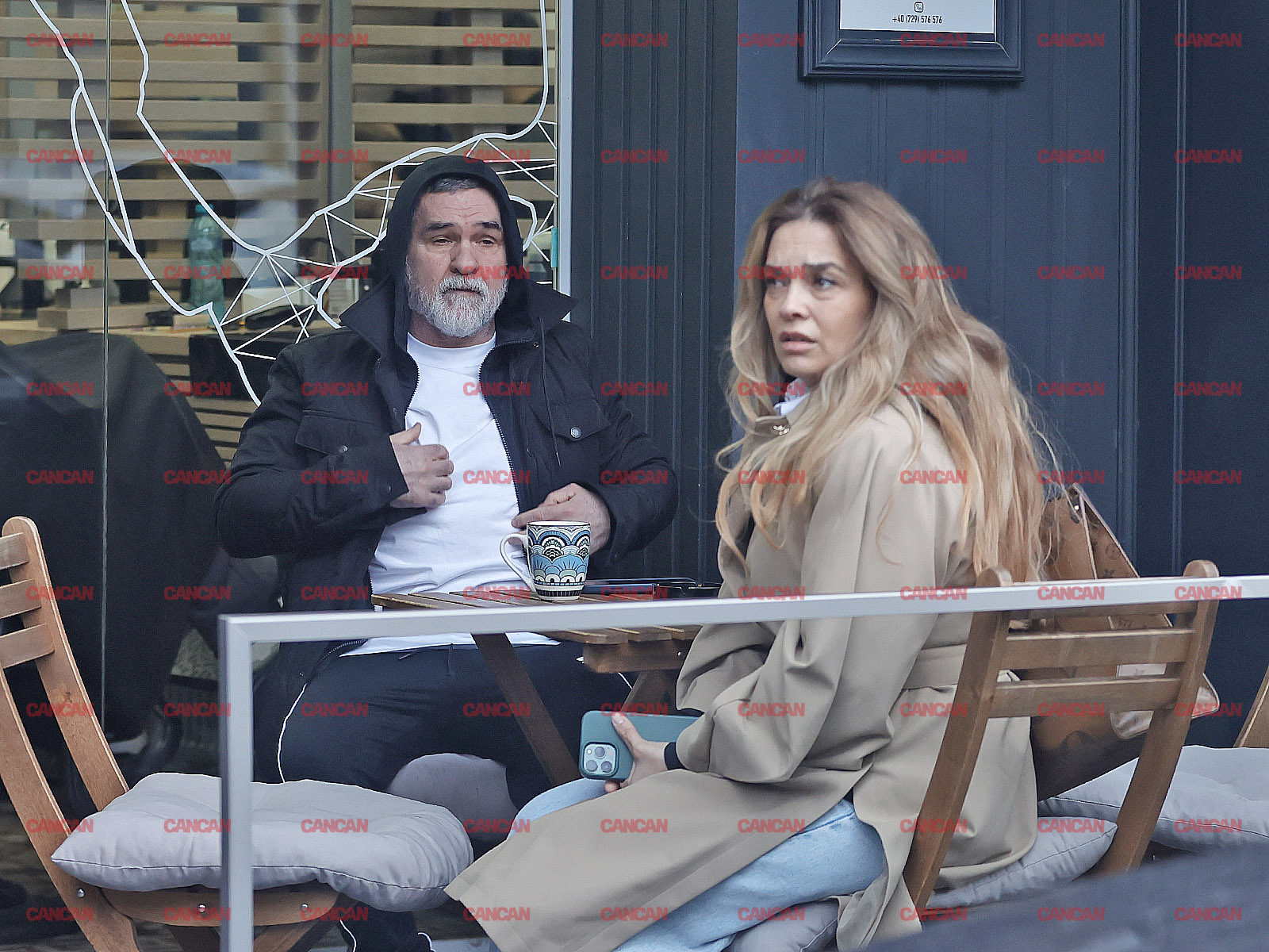 Leonard Doroftei și Monica surprinși în fața frizeriei unde fostul pugilist se aranjează