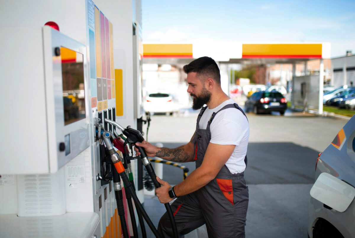 Prețul benzinei urcă din nou. Cât dai pe un plin și în ce orașe găsești cele mai mici tarife