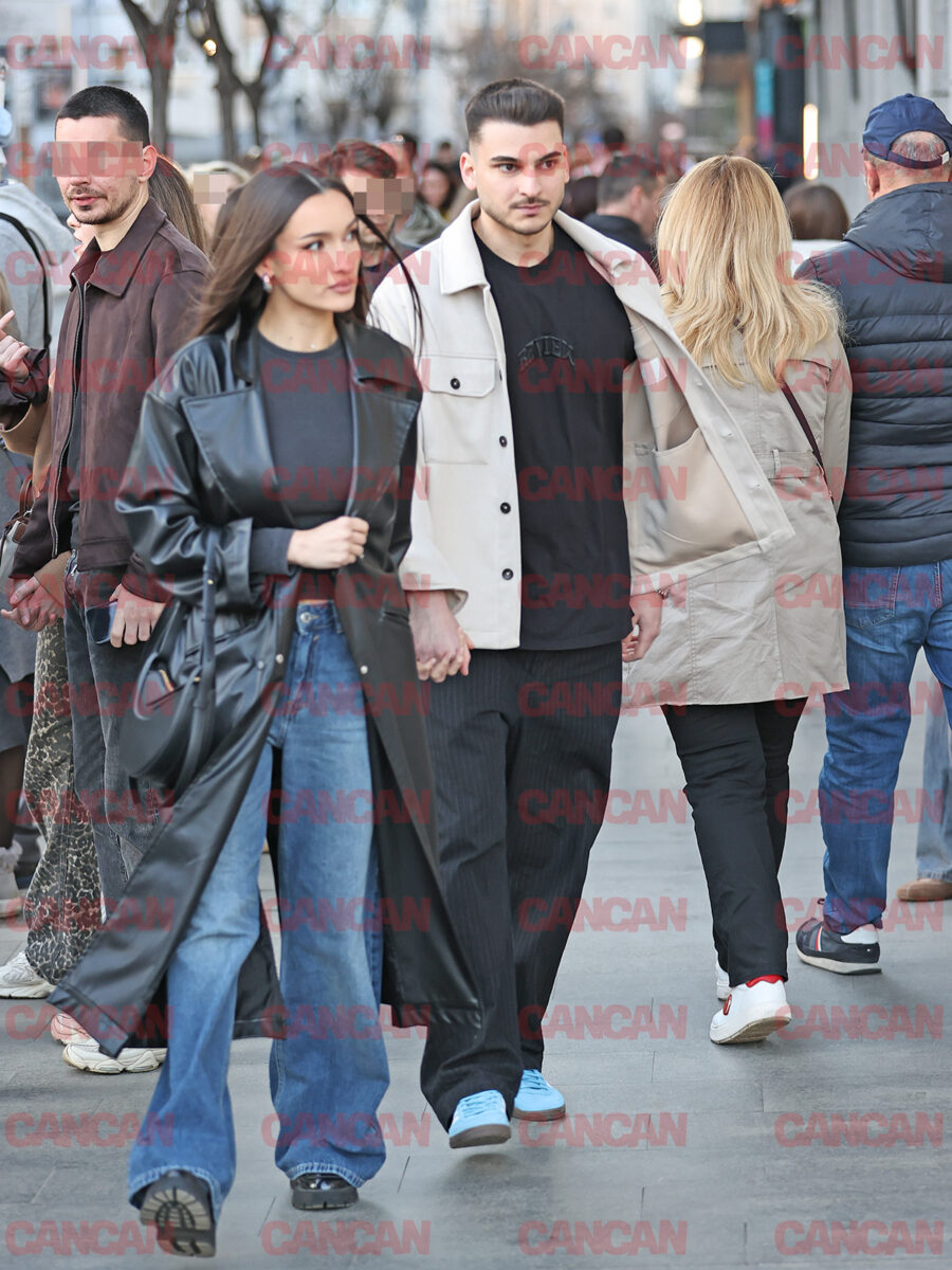 Viviana Sposub îl ghidează prin mulțime pe Iustin