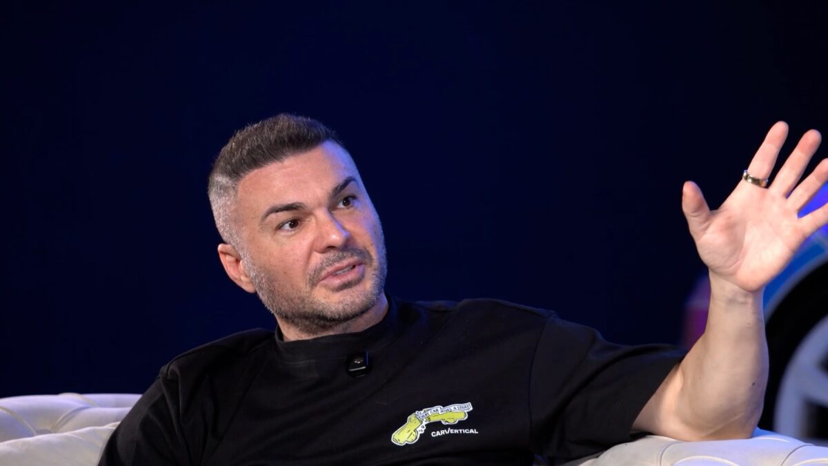 Andy Popescu locuiește singur