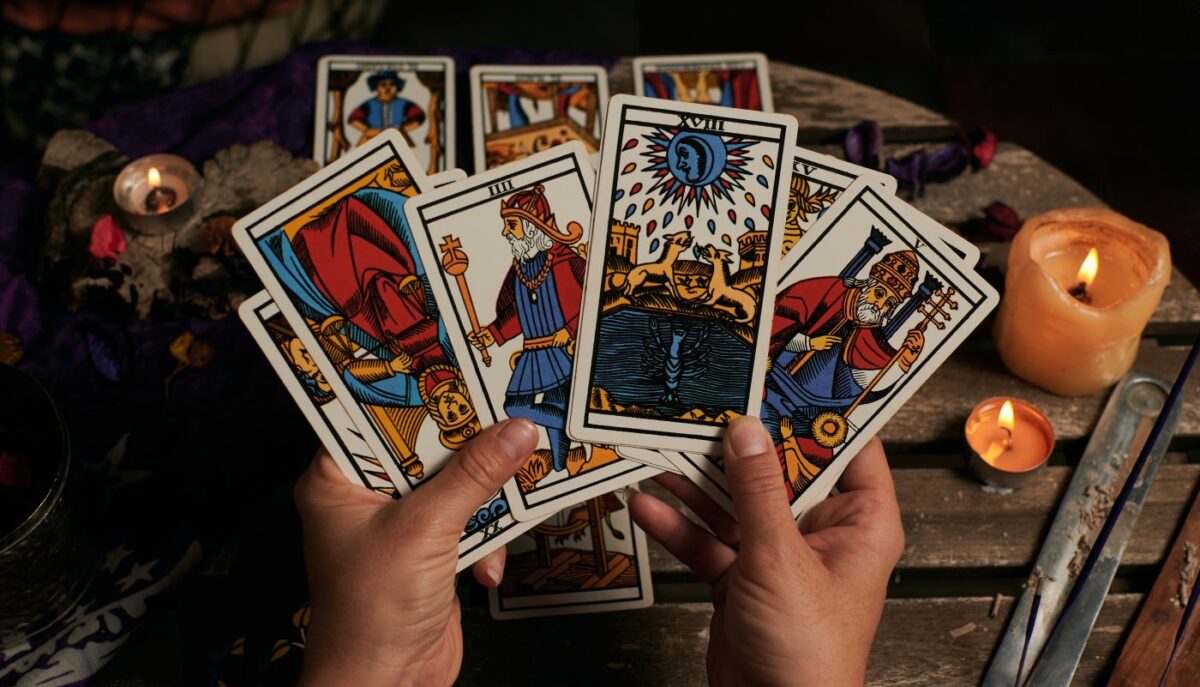 Imagine Stire Cartea de Tarot de azi, 16 martie. Șase de Cupe îți răscolește trecutul pentru a aduce echilibrul | 2review.ro